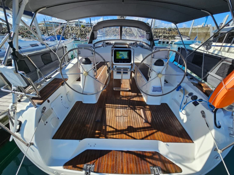Louez un Bavaria Bavaria 40 Cruiser à Toulon