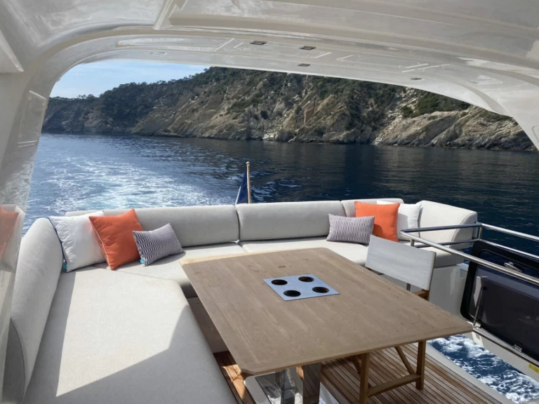 Louez un Prestige 630 à Port des Marines de Cogolin