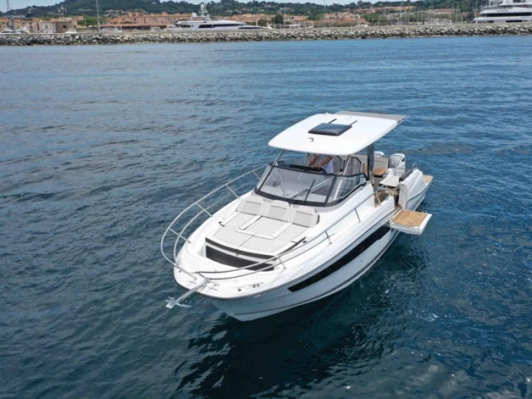 Location à Port des Marines de Cogolin - Jeanneau Cap Camarat 10.5 WA sur SamBoat