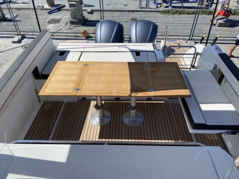 Location Bateau à moteur à Port des Marines de Cogolin - Jeanneau Cap Camarat 10.5 WA