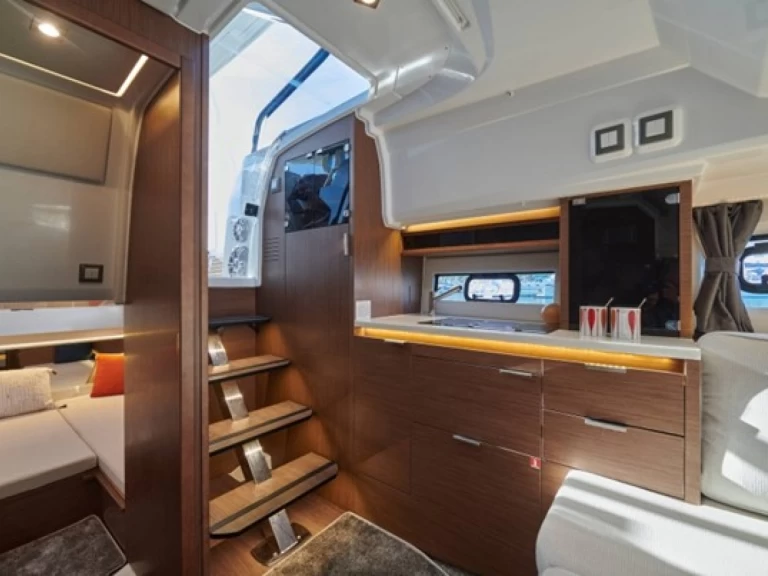 Louer Bateau à moteur avec ou sans skipper Jeanneau à Port des Marines de Cogolin