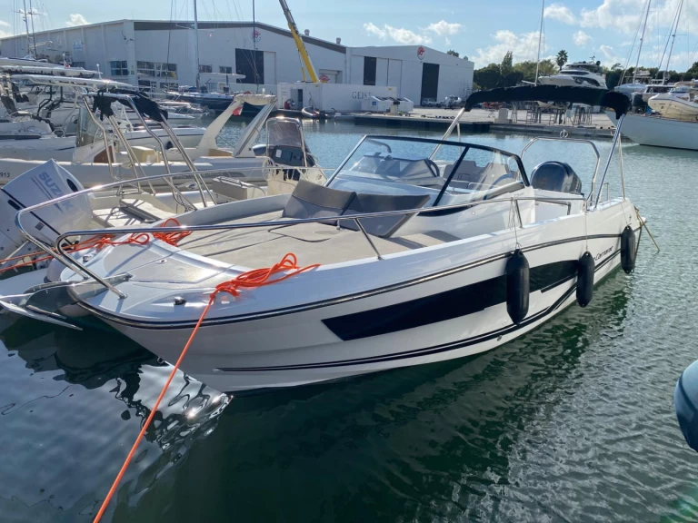 Location bateau Port des Marines de Cogolin pas cher Cap Camarat 7.5 WA