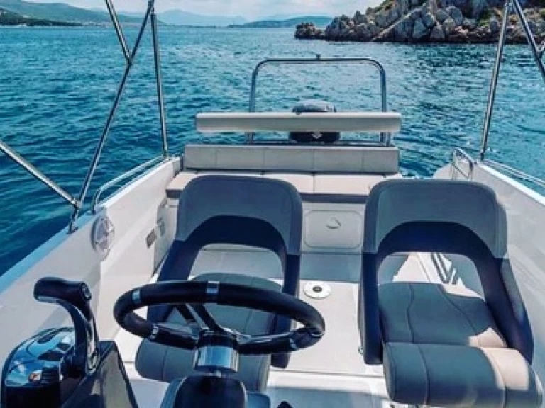 Louer Bateau à moteur avec ou sans skipper Bénéteau à Trogir