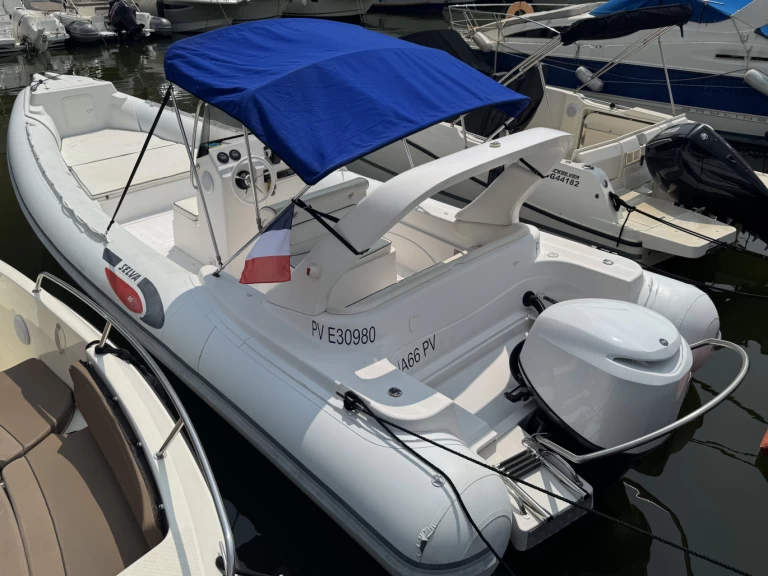 Louer Semi-rigide avec ou sans skipper Selva à Mandelieu-la-Napoule