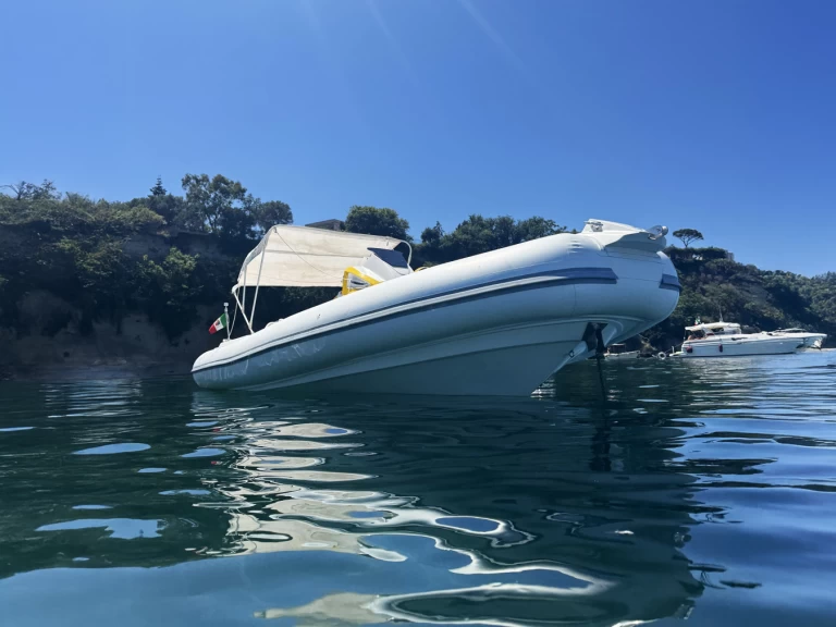 Semi-rigide à louer à Naples au meilleur prix