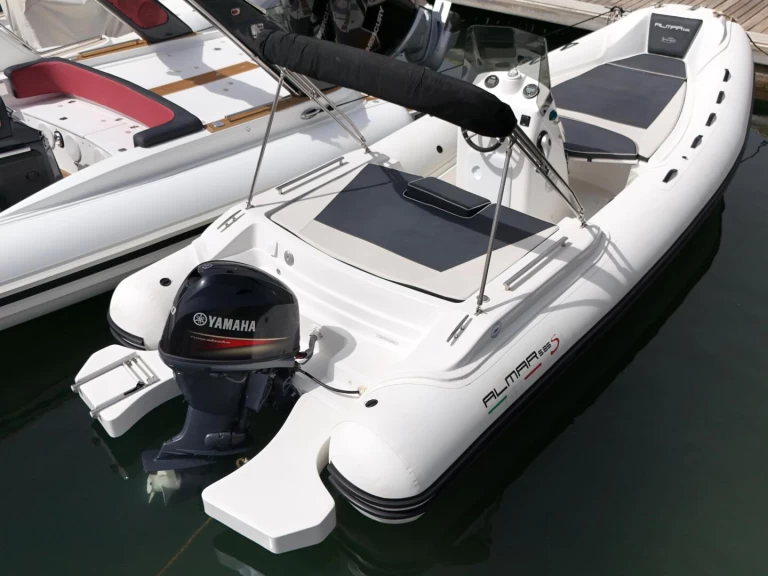 Location Semi-rigide Almarine avec permis