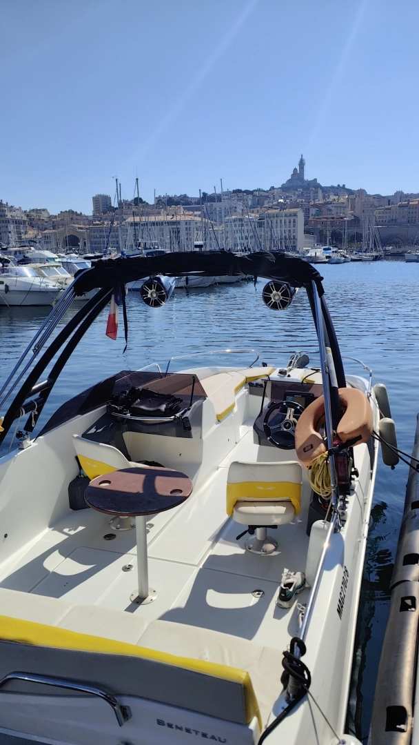 Location Bateau à moteur Bénéteau avec permis