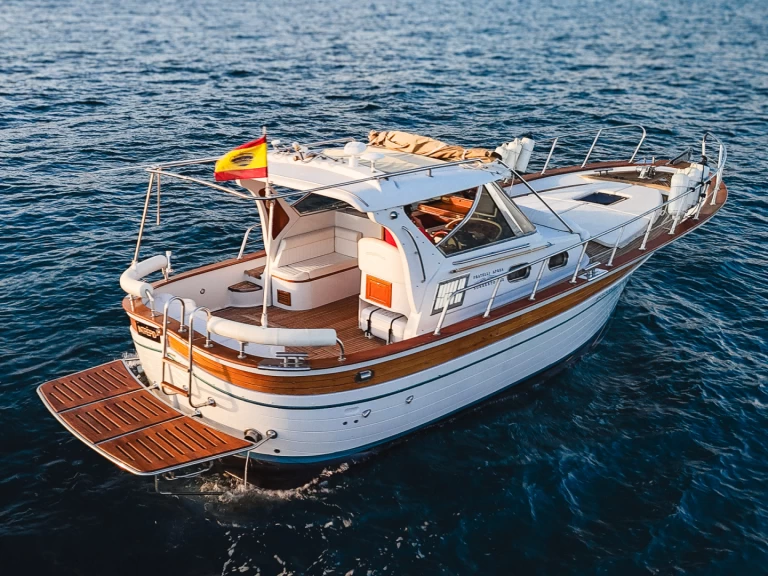 Location bateau Fratelli Aprea Sorrento 32 Semi Cabinato à Platja d'Aro sur Samboat