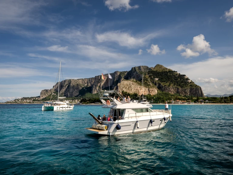 Bateau à moteur à louer à La Cala (porto Palermo) au meilleur prix