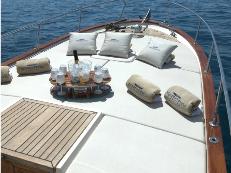 Bateau à moteur à louer à Positano au meilleur prix