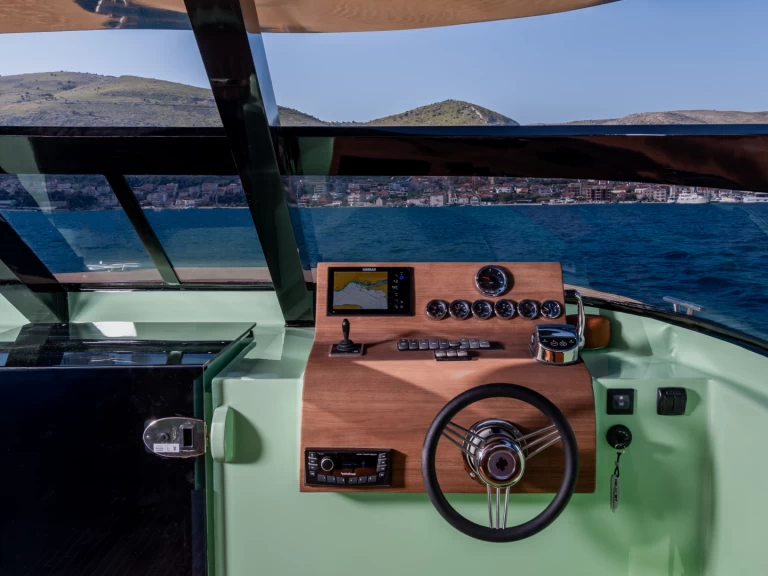Louer Bateau à moteur avec ou sans skipper  à Split