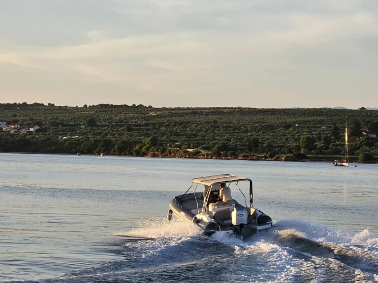 Location Semi-rigide à Tkon - Salpa Salpa Soleil 24.5