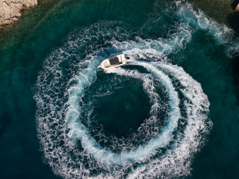 Louer Bateau à moteur avec ou sans skipper Boston Whaler à Ýdra