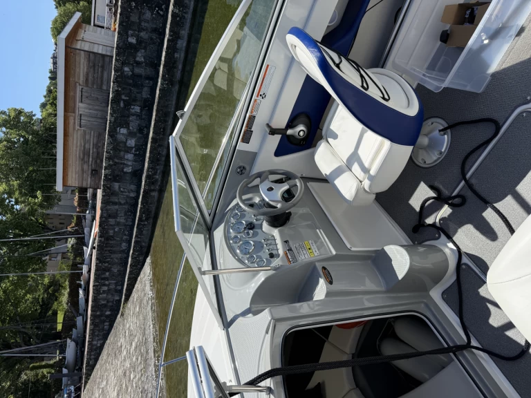 Bateau à moteur à louer à Évian-les-Bains au meilleur prix