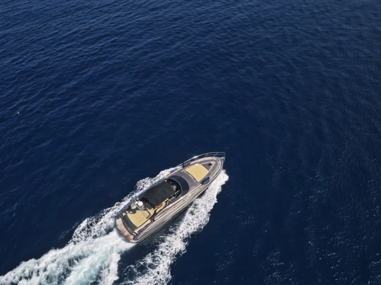 Yacht à louer à Limáni Lavríou au meilleur prix