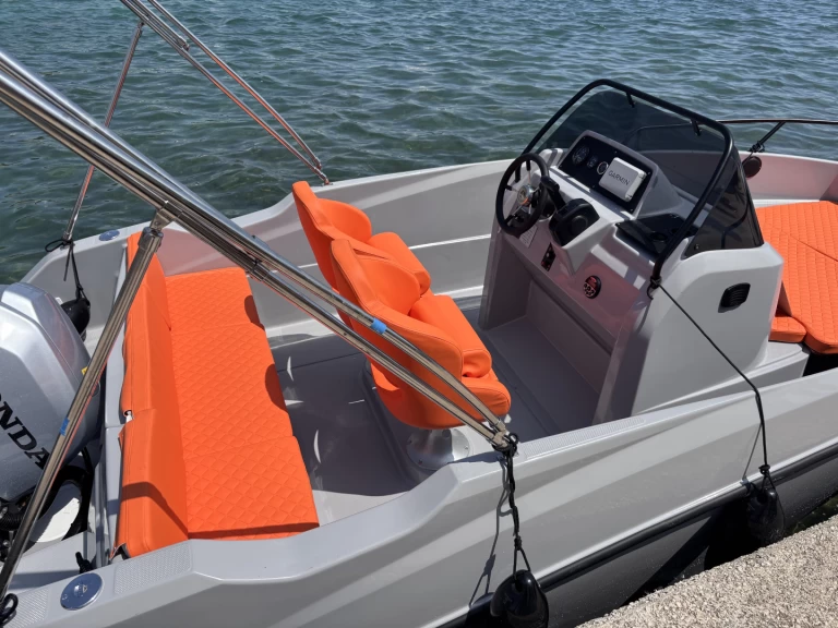 Louez un Quicksilver Activ 555 Open à Kukljica