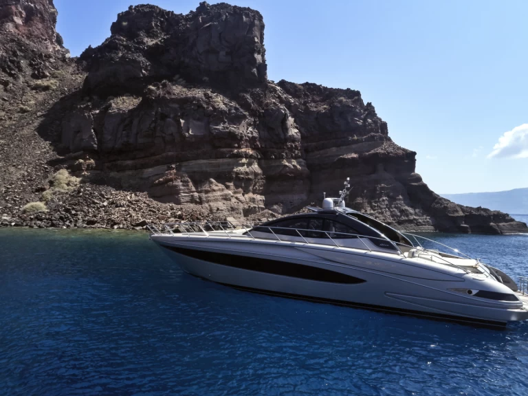 Riva Vertigo 63 a louer à Limáni Lavríou