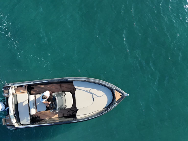 Louer Bateau à moteur avec ou sans skipper Poseidon à Fira