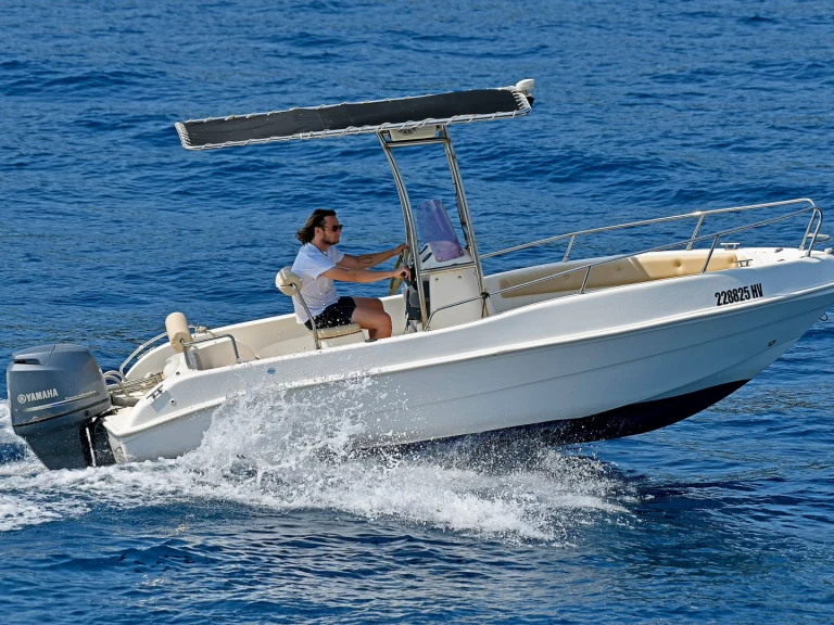 Bateau à moteur à louer à Hvar au meilleur prix