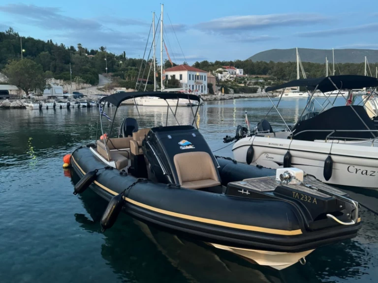 Louez un yo boats 8.60 à Nikiána