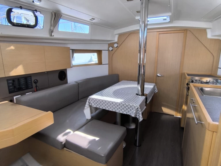 Location bateau Les Sables-d'Olonne pas cher Oceanis 35