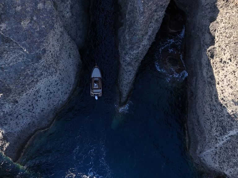 Location bateau Poseidon Black Edition à Fira sur Samboat