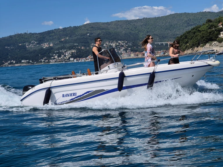Bateau à moteur à louer à Marina di Andora au meilleur prix