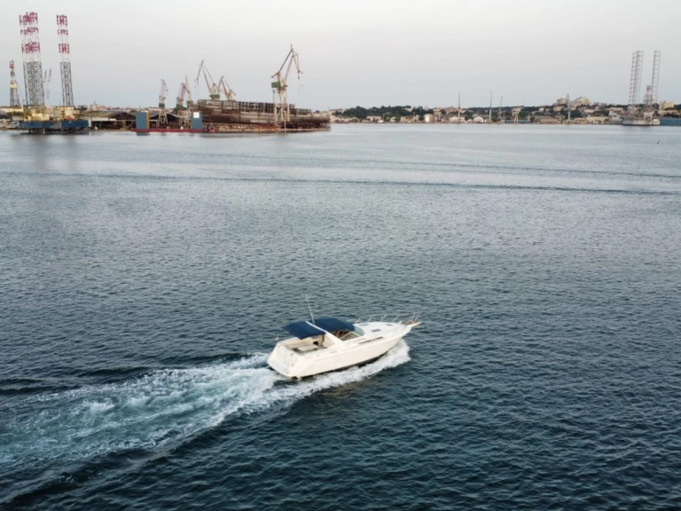 Bateau à moteur à louer à Pula au meilleur prix