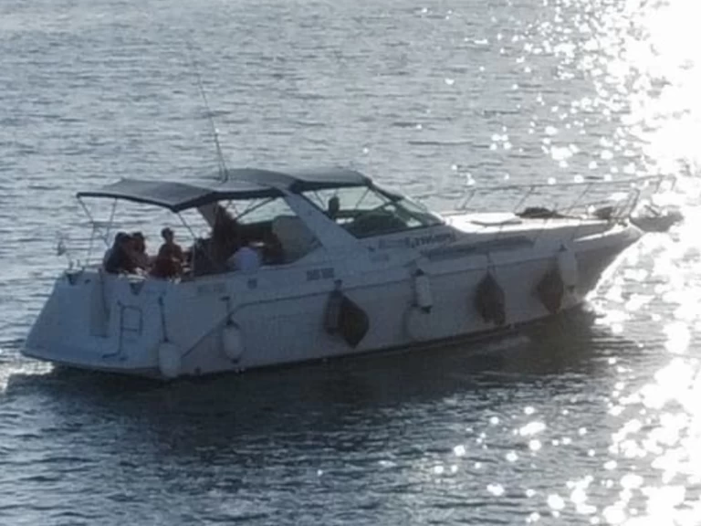 Chris Craft Express 360 a louer à Pula