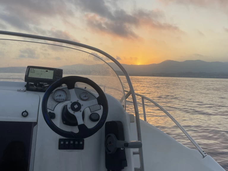 Louer Bateau à moteur avec ou sans skipper Bénéteau à Saint-Laurent-du-Var