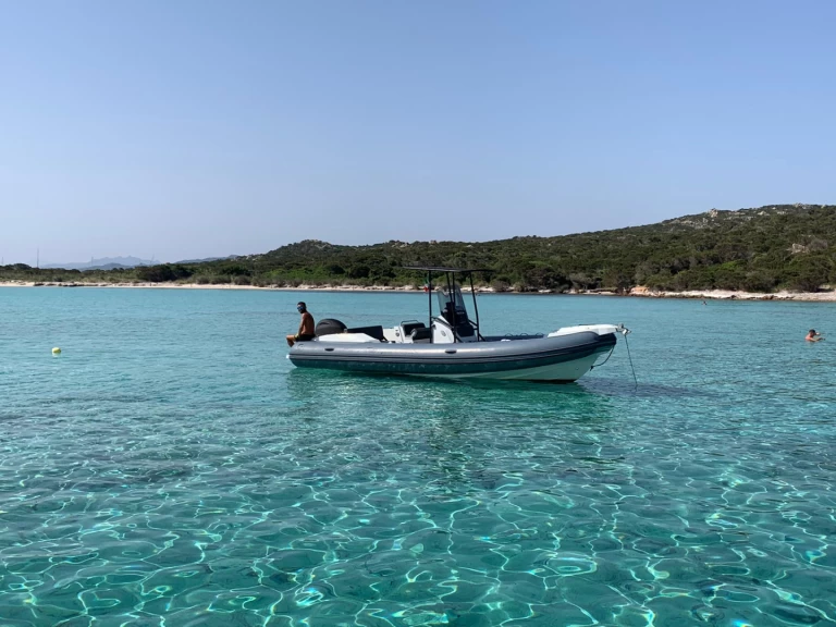 Semi-rigide à louer à Palau au meilleur prix