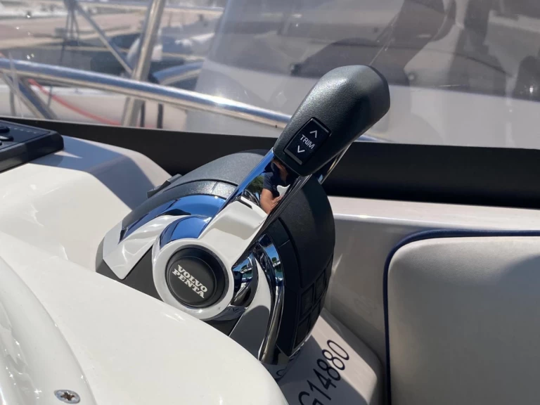 Location Bateau à moteur Eolo avec permis