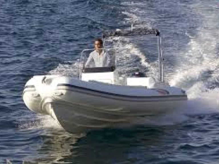 Semi-rigide à louer à Kissamos au meilleur prix