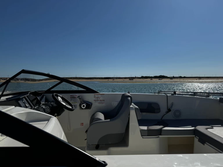 Bayliner VR6 OB a louer à Faro