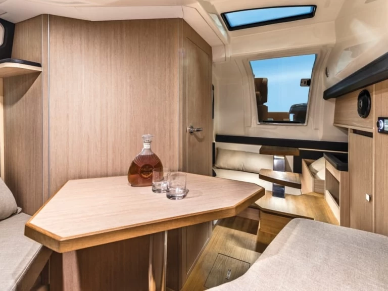 Louer Bateau à moteur avec ou sans skipper Cranchi à Cannes