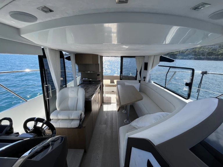 Location bateau Cannes pas cher Galeon 360 Fly
