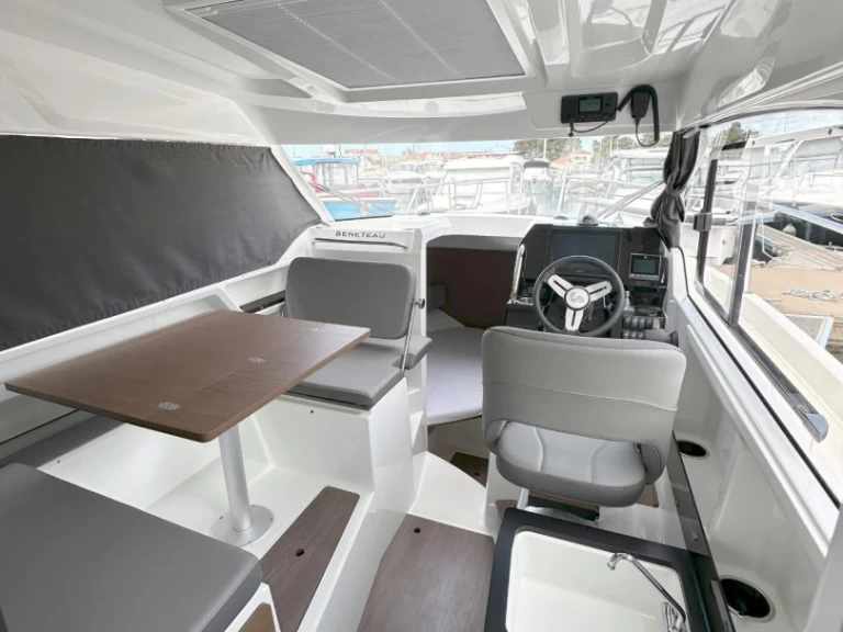 Location Bateau à moteur à Borik Marina - Bénéteau Antares 8 OB