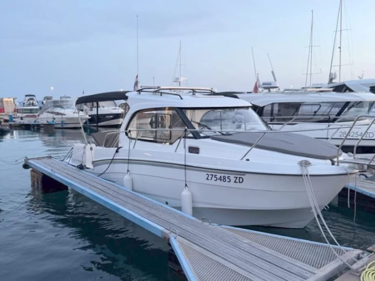 Louez un Bénéteau Antares 8 OB à Borik Marina