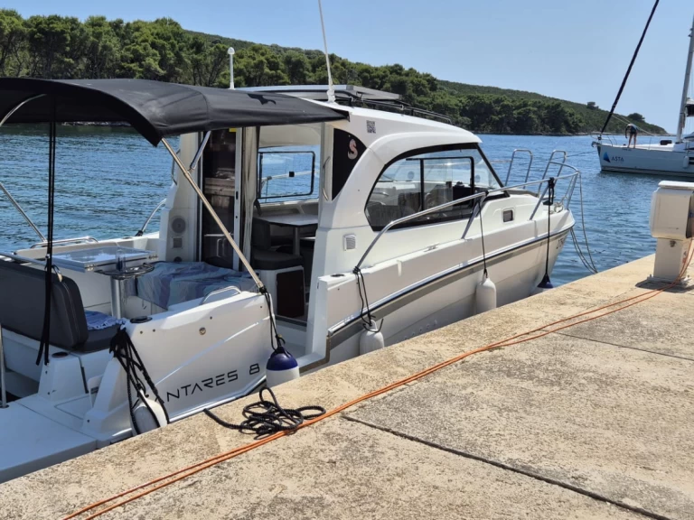 Louer Bateau à moteur avec ou sans skipper Bénéteau à Borik Marina
