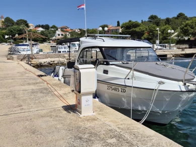 Hire Motorboat Bénéteau with a boat licence