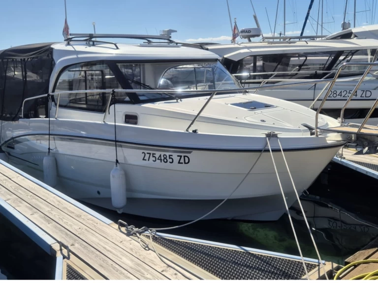 Location Bateau à moteur à Borik Marina - Bénéteau Antares 8 OB
