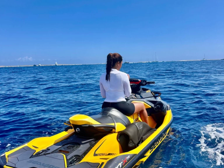 Location à Marina Ibiza - Sea-Doo RXT X 300 sur SamBoat