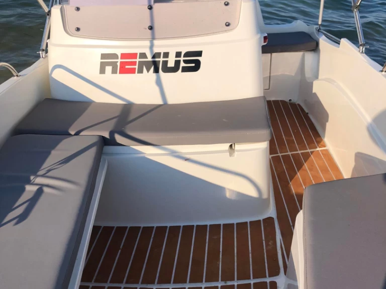 Louer Bateau à moteur avec ou sans skipper Remus à Vourvourou