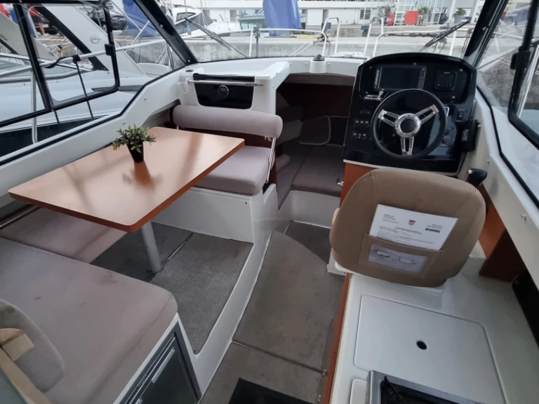 Louer Bateau à moteur avec ou sans skipper Jeanneau à Opatija