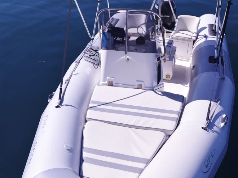 Semi-rigide à louer à L'Estaque au meilleur prix