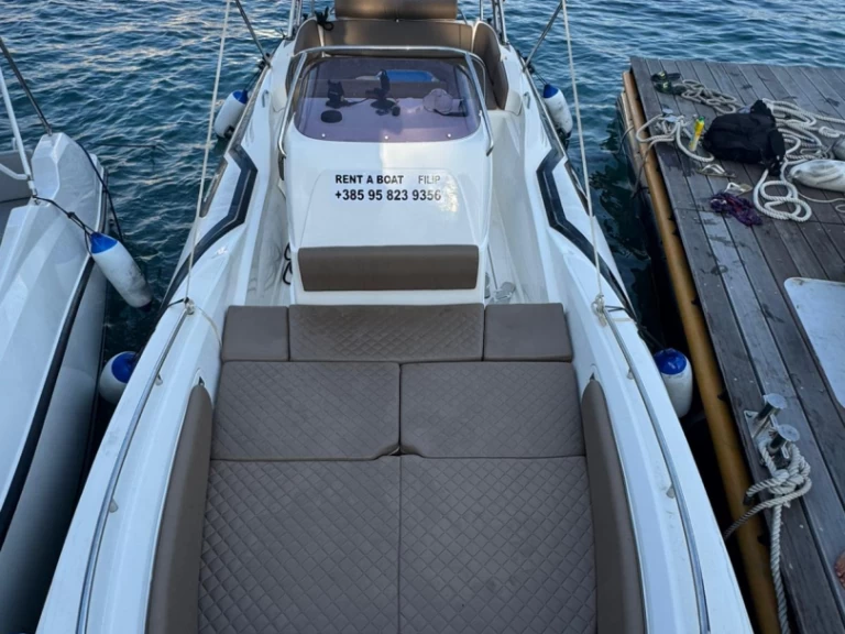 Semi-rigide à louer à Hvar au meilleur prix