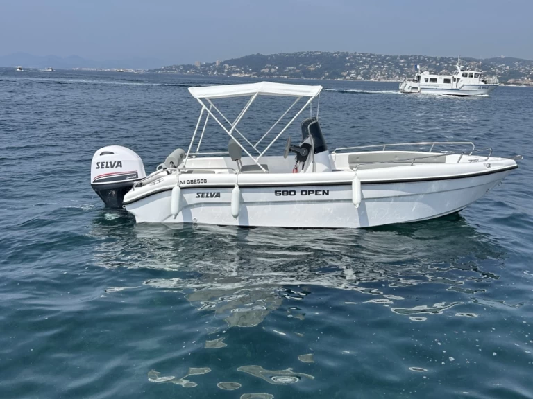 Bateau à moteur à louer à Juan-les-Pins au meilleur prix