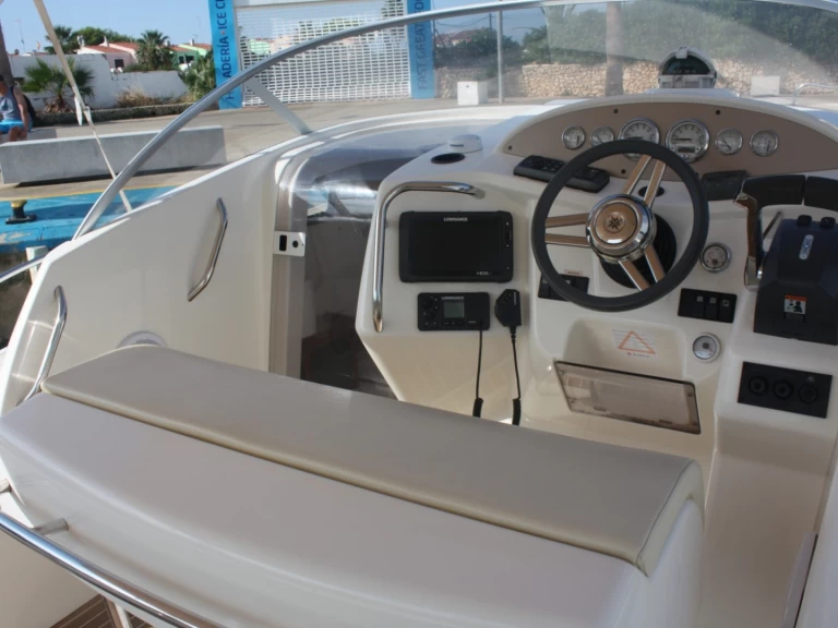 Louer Bateau à moteur avec ou sans skipper Jeanneau à Fornells