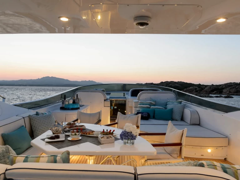 Yacht à louer à Poltu Quatu au meilleur prix