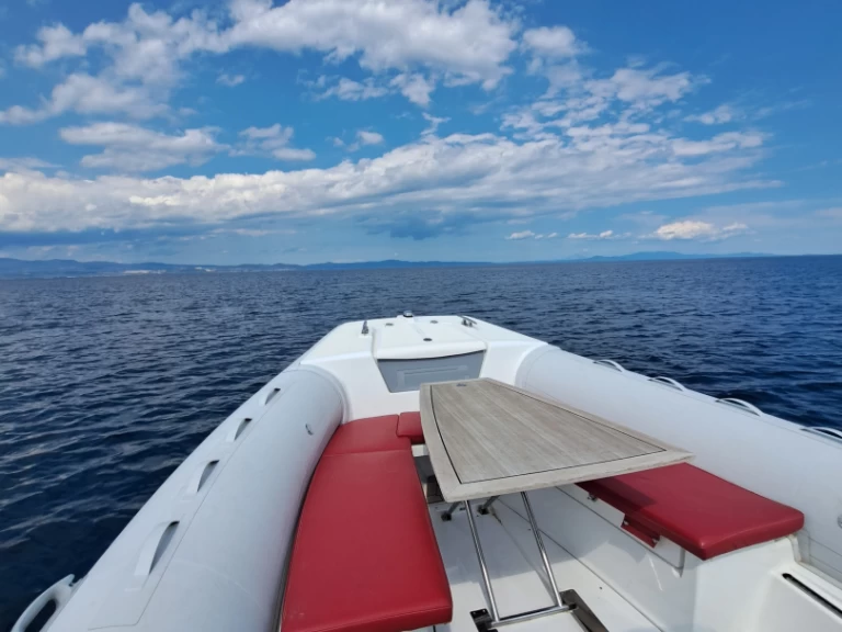 Location à Néa Potídhaia - Pirelli PZERO770 sur SamBoat